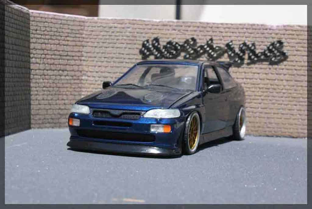 Ford Escort Cosworth serie limite miki biasion 1/18 Ut Models