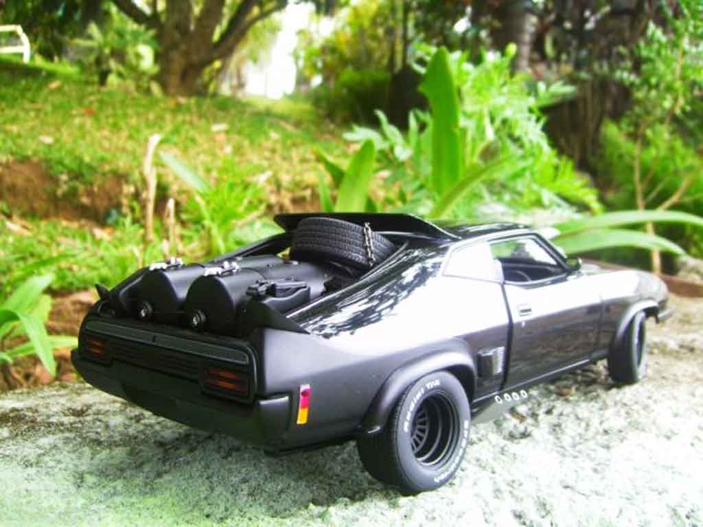 Mad Max ROAD WARRIOR INTERCEPTOR Interceptor falcon 1973 1/18 Autoart
