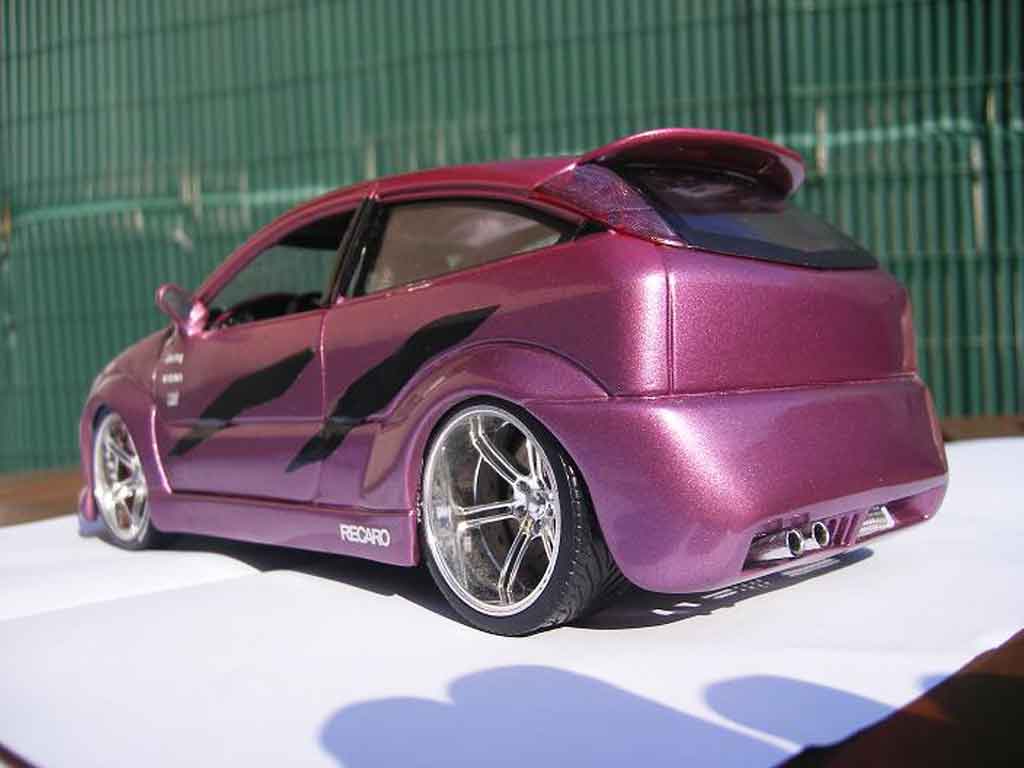 Ford Focus RS violine show car 1/18 Burago