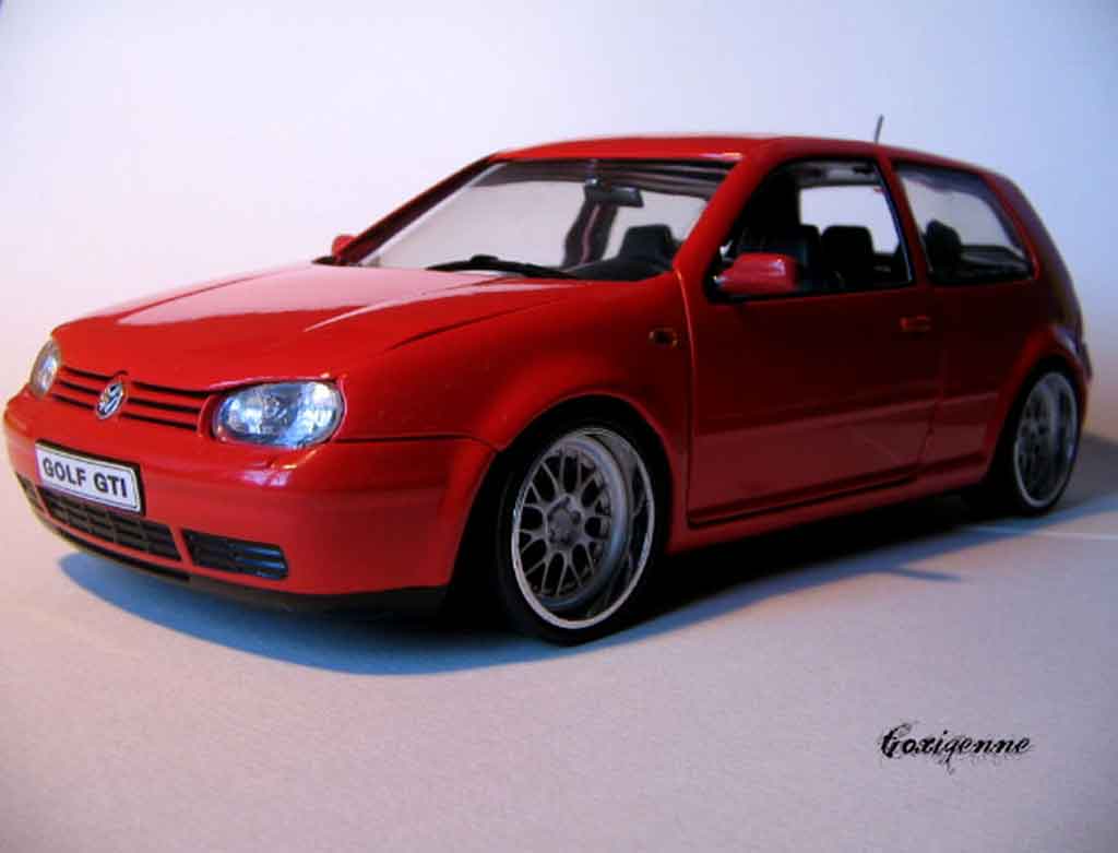 Volkswagen Golf GTI red jantes bords larges 1/18 Revell