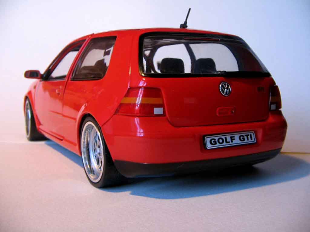 Volkswagen Golf GTI red jantes bords larges 1/18 Revell