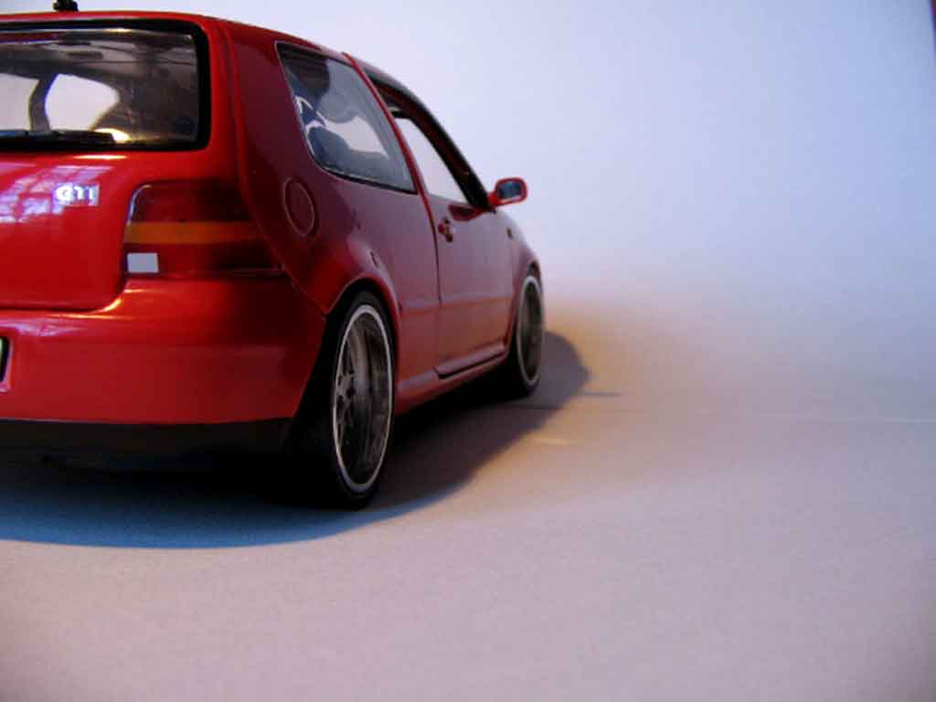 Volkswagen Golf GTI red jantes bords larges 1/18 Revell