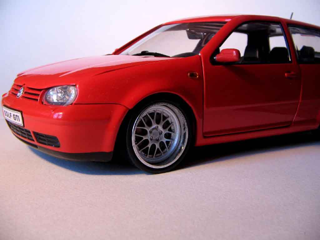 Volkswagen Golf GTI red jantes bords larges 1/18 Revell