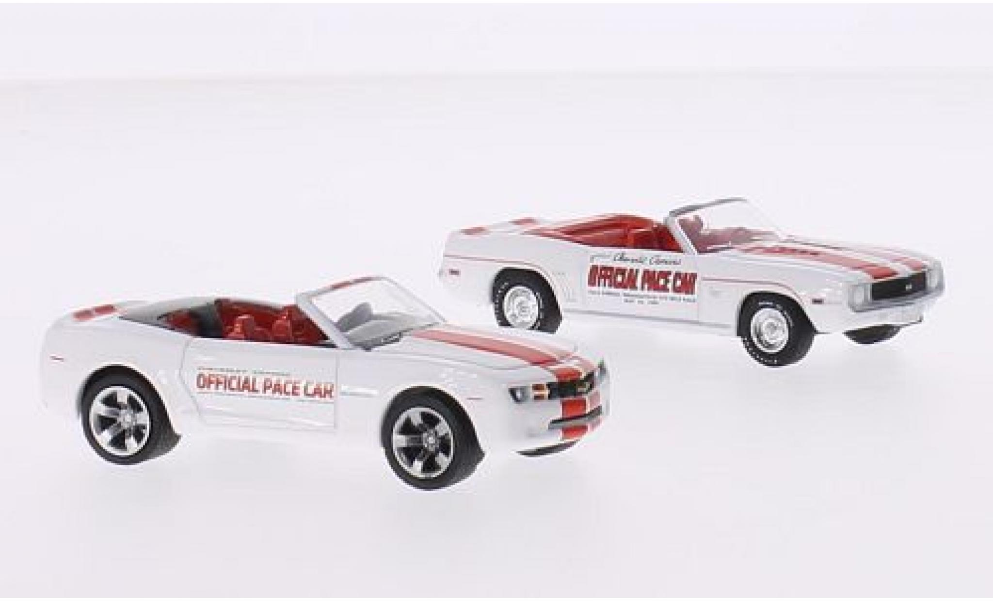 Chevrolet Camaro 1/64 Greenlight 2er-Set: Indianapolis 500 Pace Cars white/red 1969 Convertible & 2011 Convertible diecast model cars