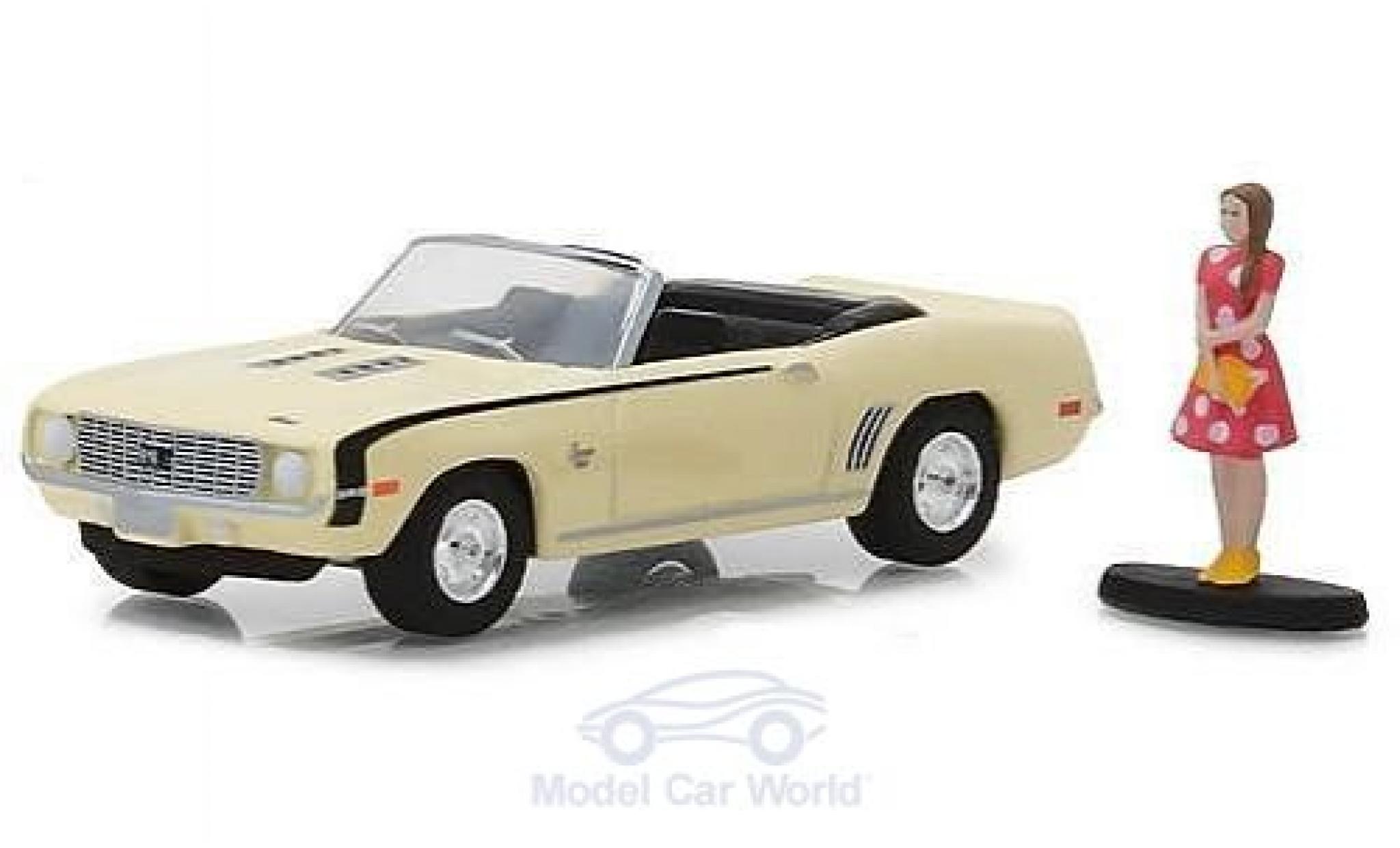 Chevrolet Camaro SS 1/64 Greenlight SS Convertible yellow 1969 mit einer weiblichen Figur diecast model cars
