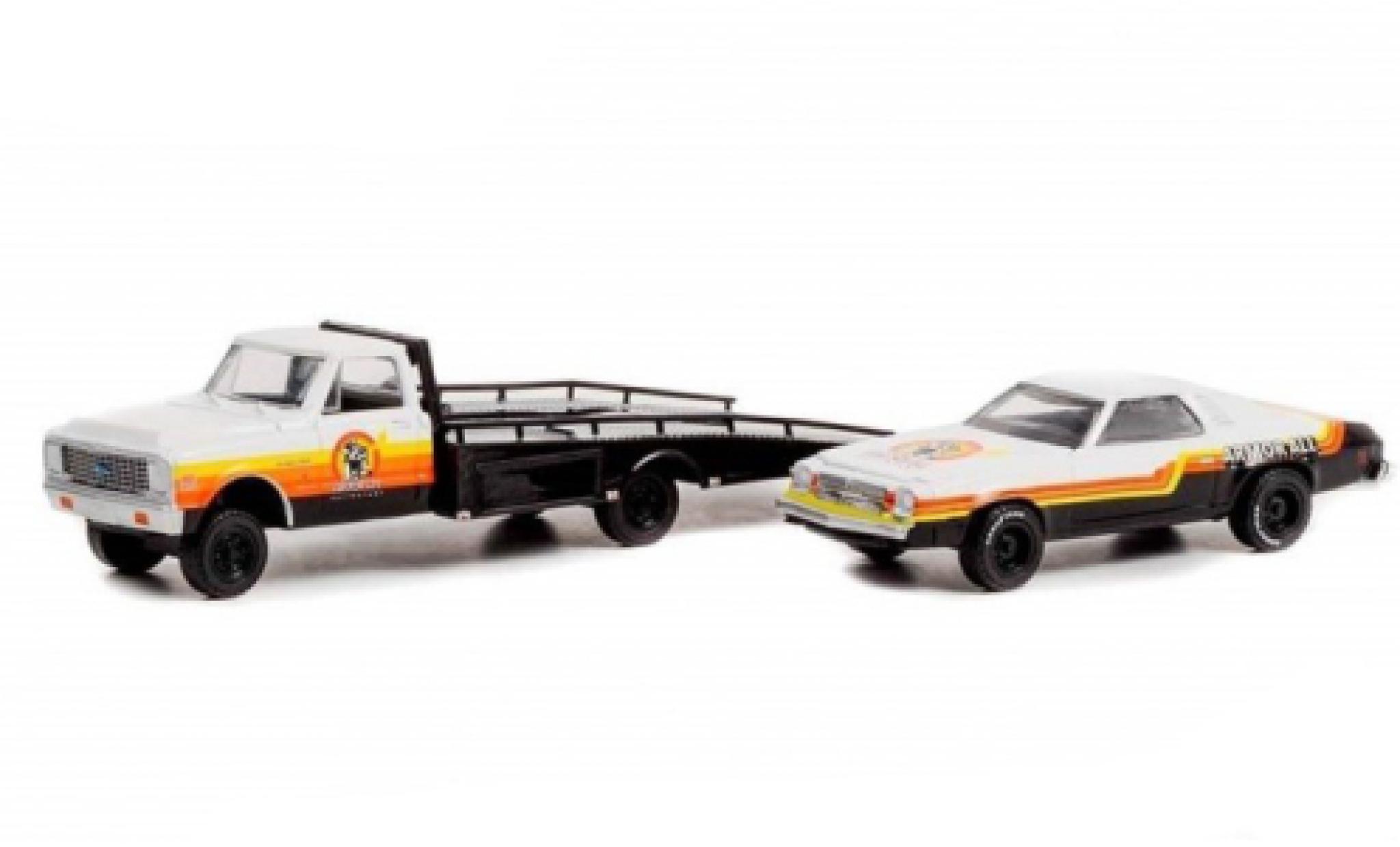 Chevrolet C-30 1/64 Greenlight Ramp Truck Armor All 1972 diecast model cars