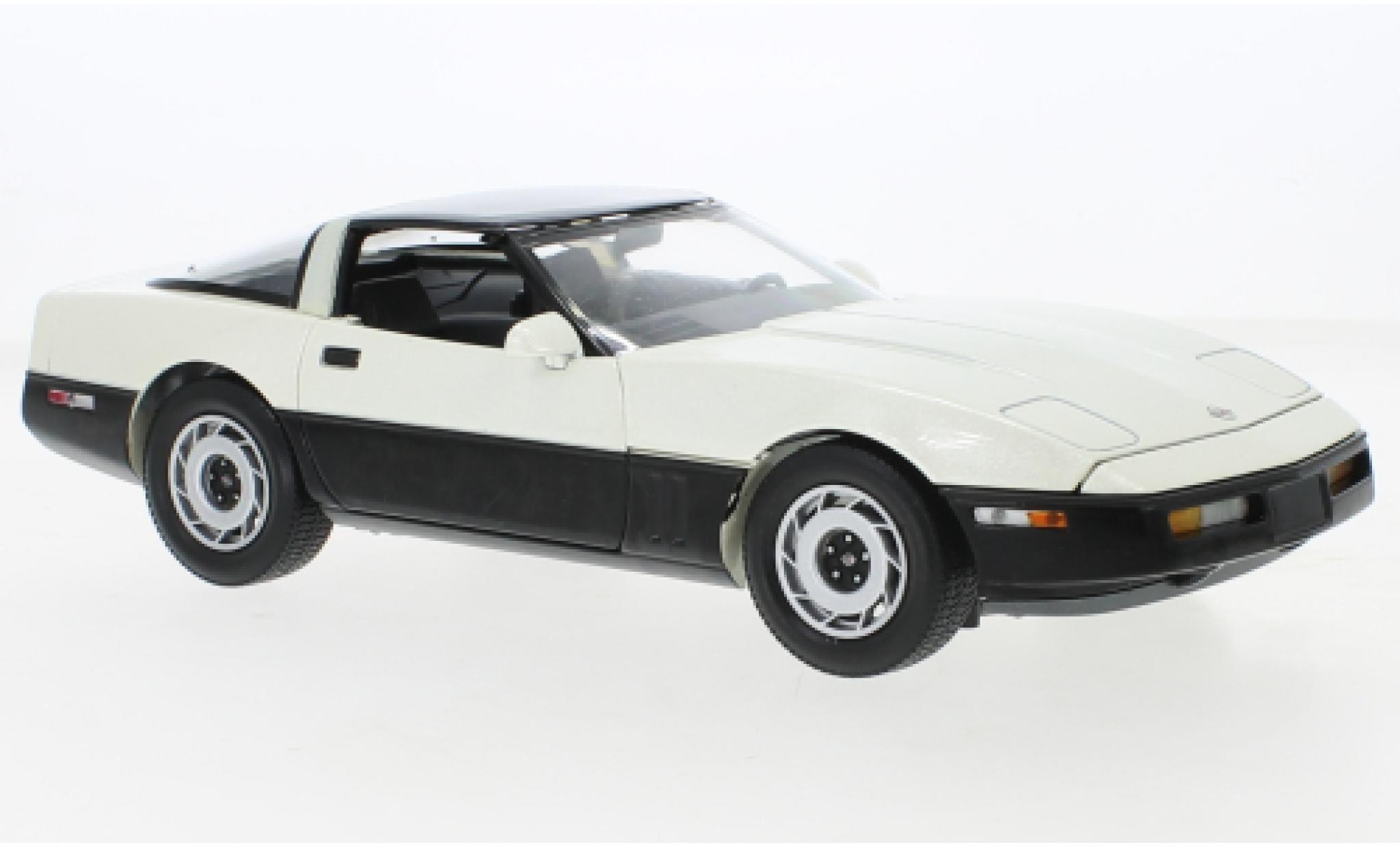 Chevrolet Corvette 1/18 Greenlight (C4) metallise white/black 1986 diecast model cars