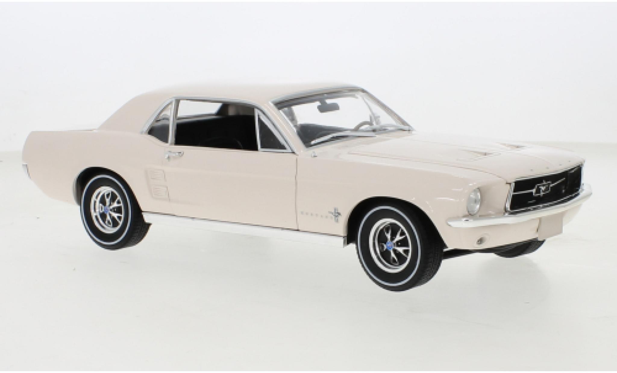 Ford Mustang 1/18 Greenlight beige 1967 diecast model cars