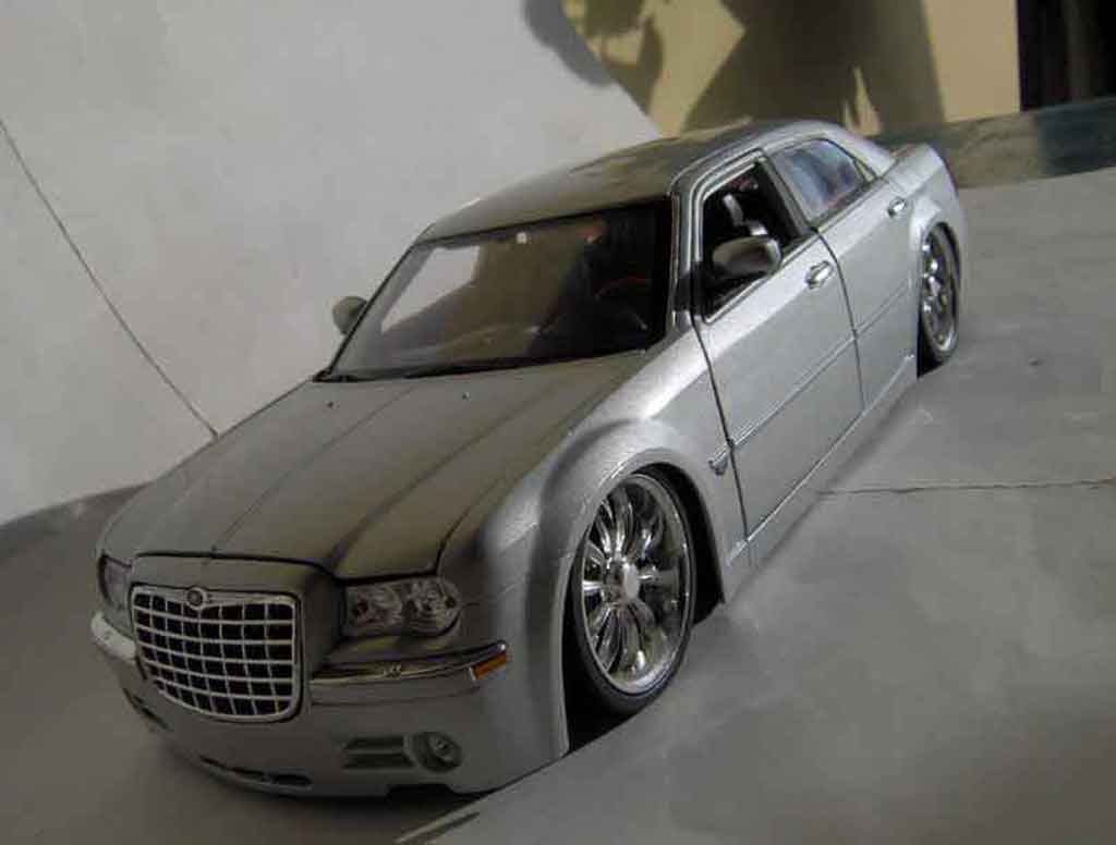 Chrysler 300C tuning dub grey 1/18 Maisto