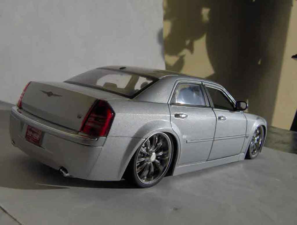Chrysler 300C tuning dub grey 1/18 Maisto