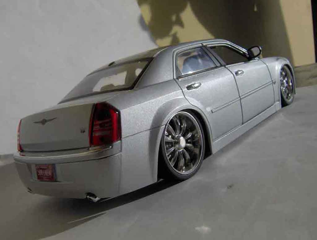 Chrysler 300C tuning dub grey 1/18 Maisto