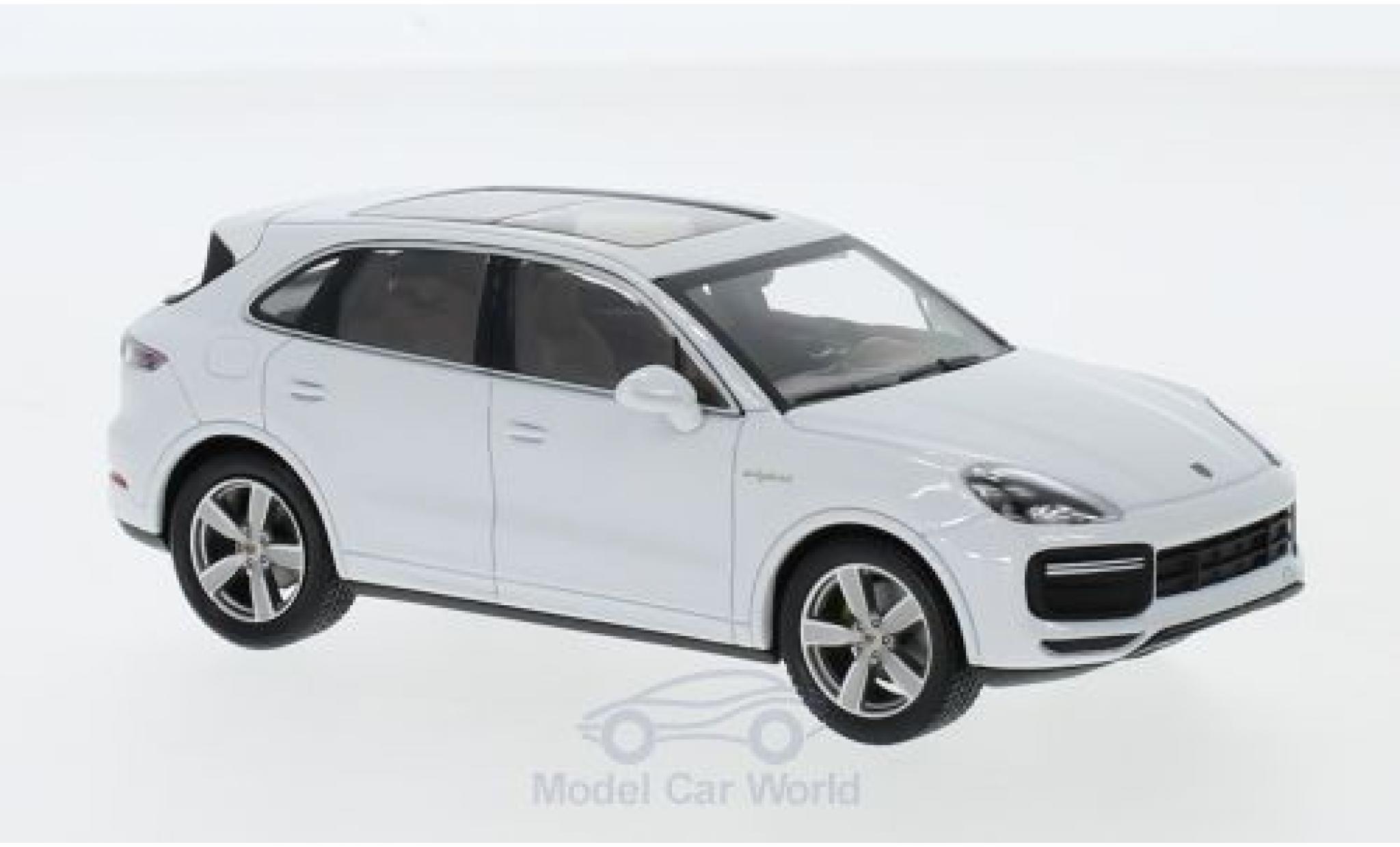 Porsche Cayenne Turbo S 1/43 Minichamps Turbo S e-hybrid white 2019 diecast model cars