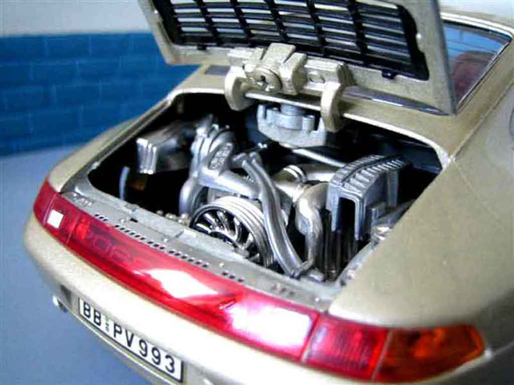Porsche 911 Carrera champagne 1/18 Burago