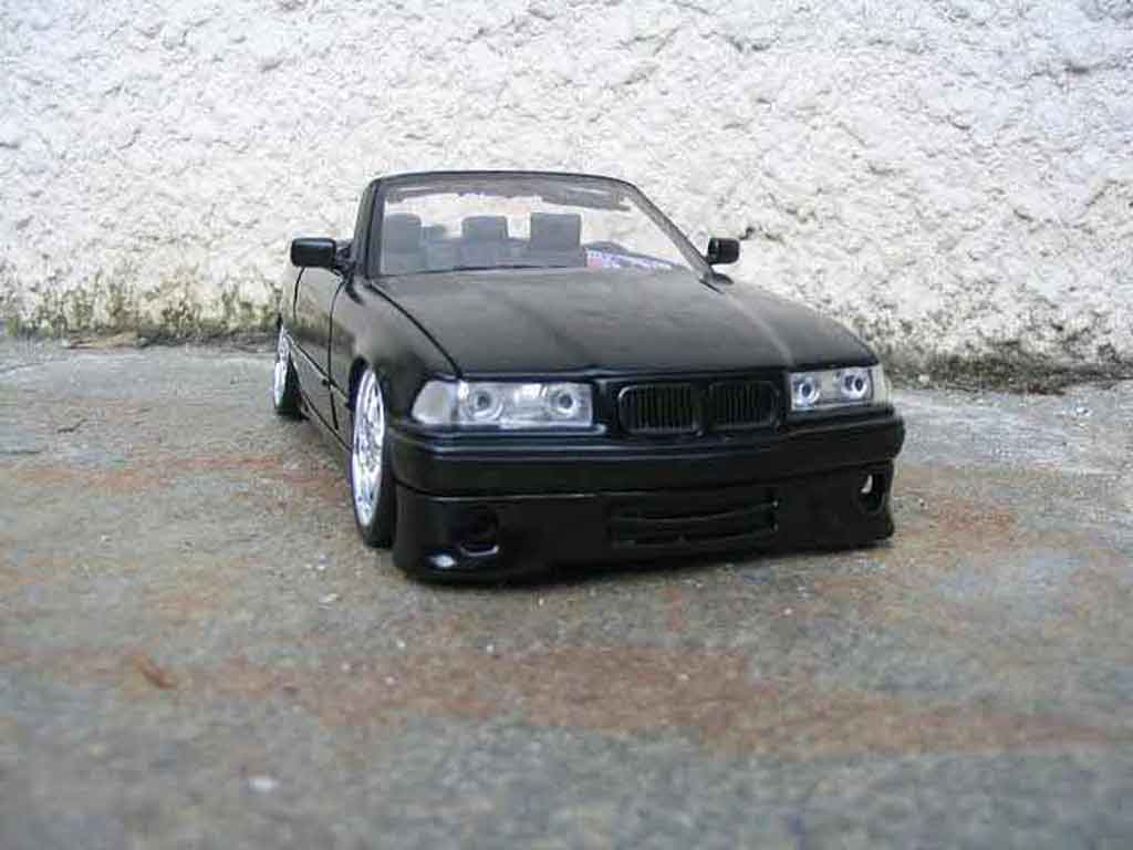 Bmw 325 Cabriolet E36 black jantes chromees 1/18 Maisto