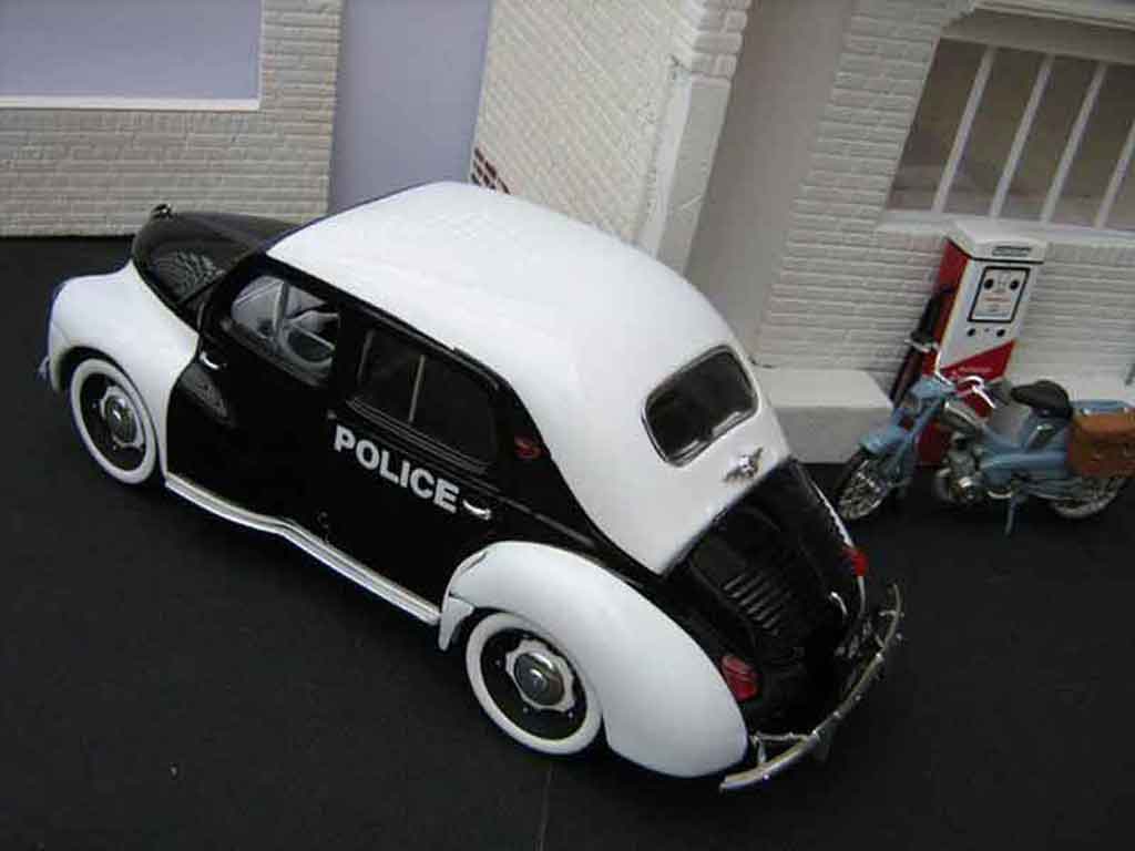 Renault 4CV Base police / gendarmerie 1/18 Solido