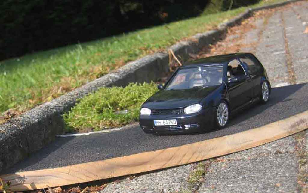 Volkswagen Golf GTI dub 1/18 Revell