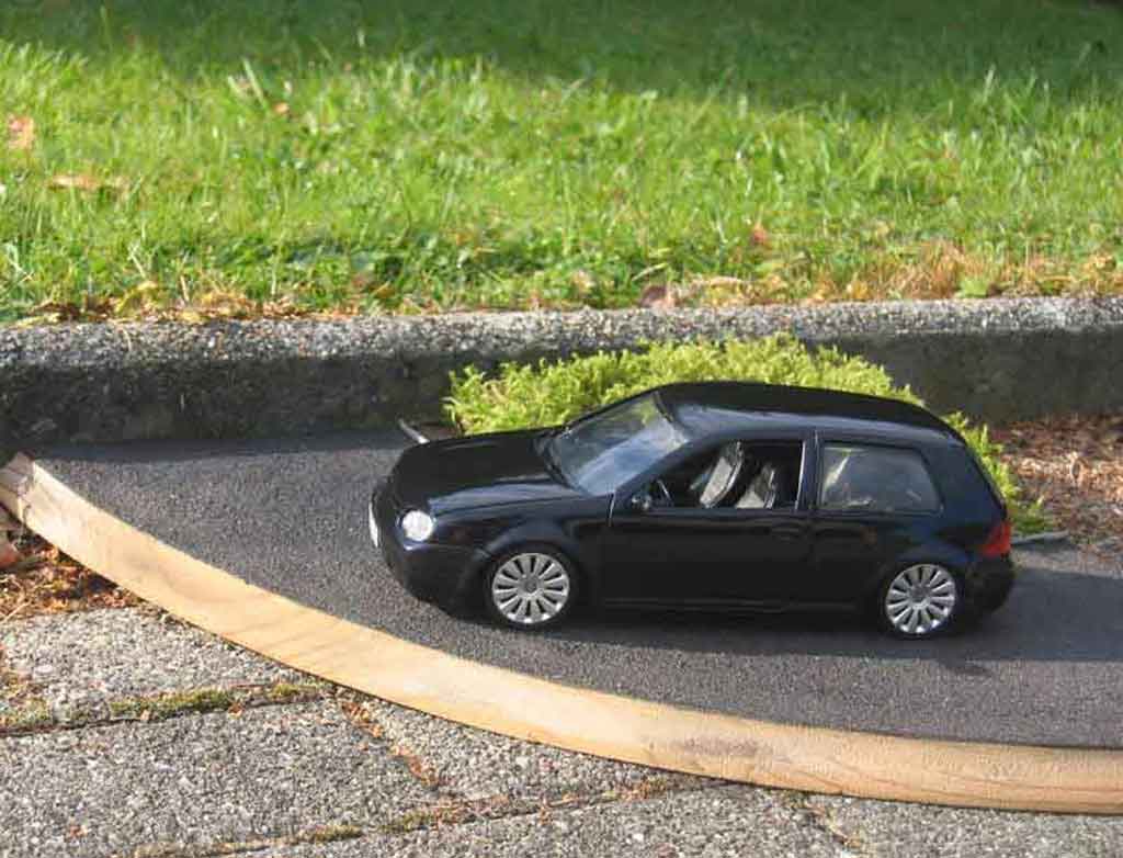 Volkswagen Golf GTI dub 1/18 Revell