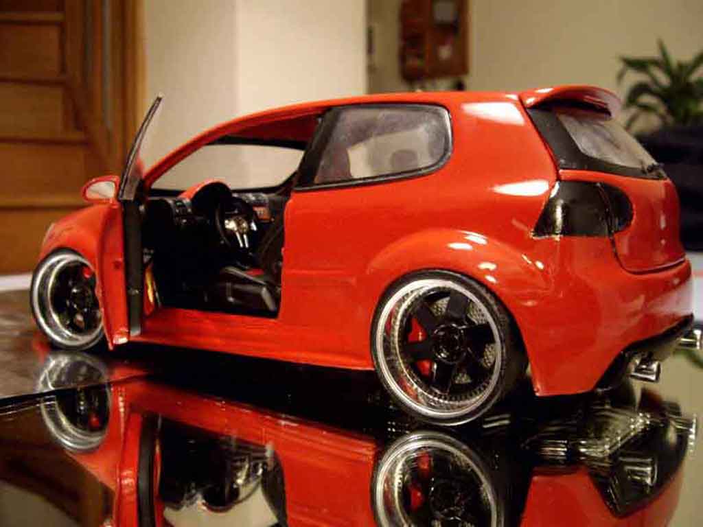Volkswagen Golf GTI zender red 1/18 Revell