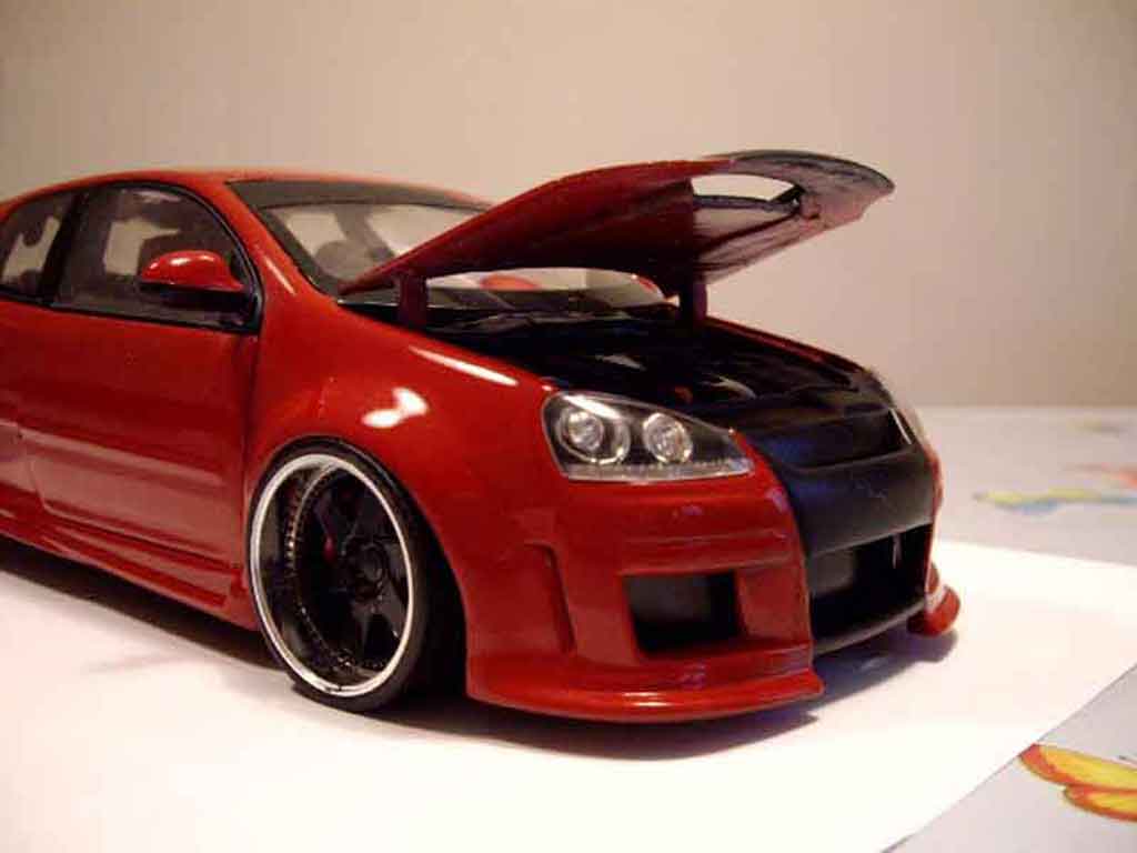Volkswagen Golf GTI zender red 1/18 Revell