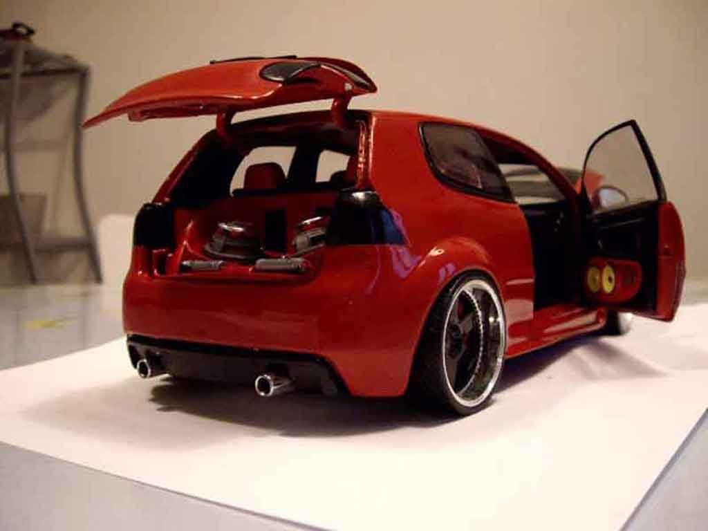 Volkswagen Golf GTI zender red 1/18 Revell