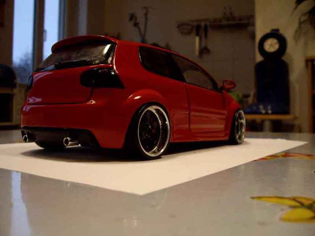 Volkswagen Golf GTI zender red 1/18 Revell