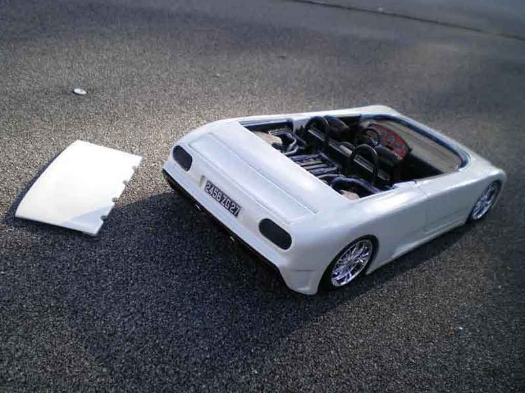 Bugatti EB110 barquette white 1/18 Burago
