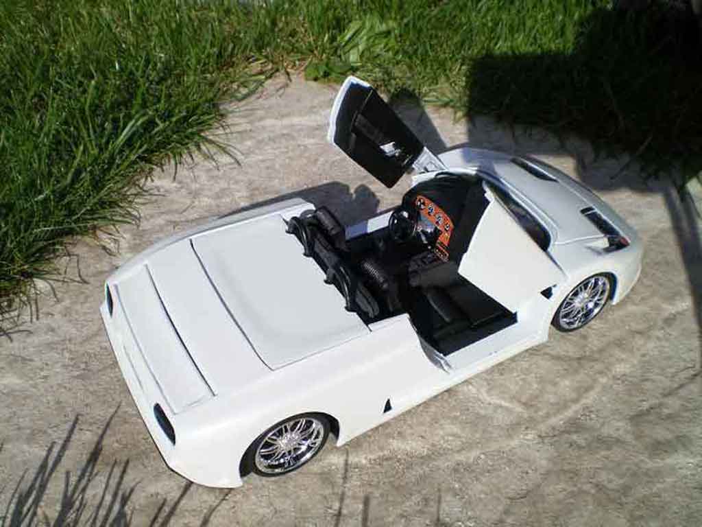 Bugatti EB110 barquette white 1/18 Burago