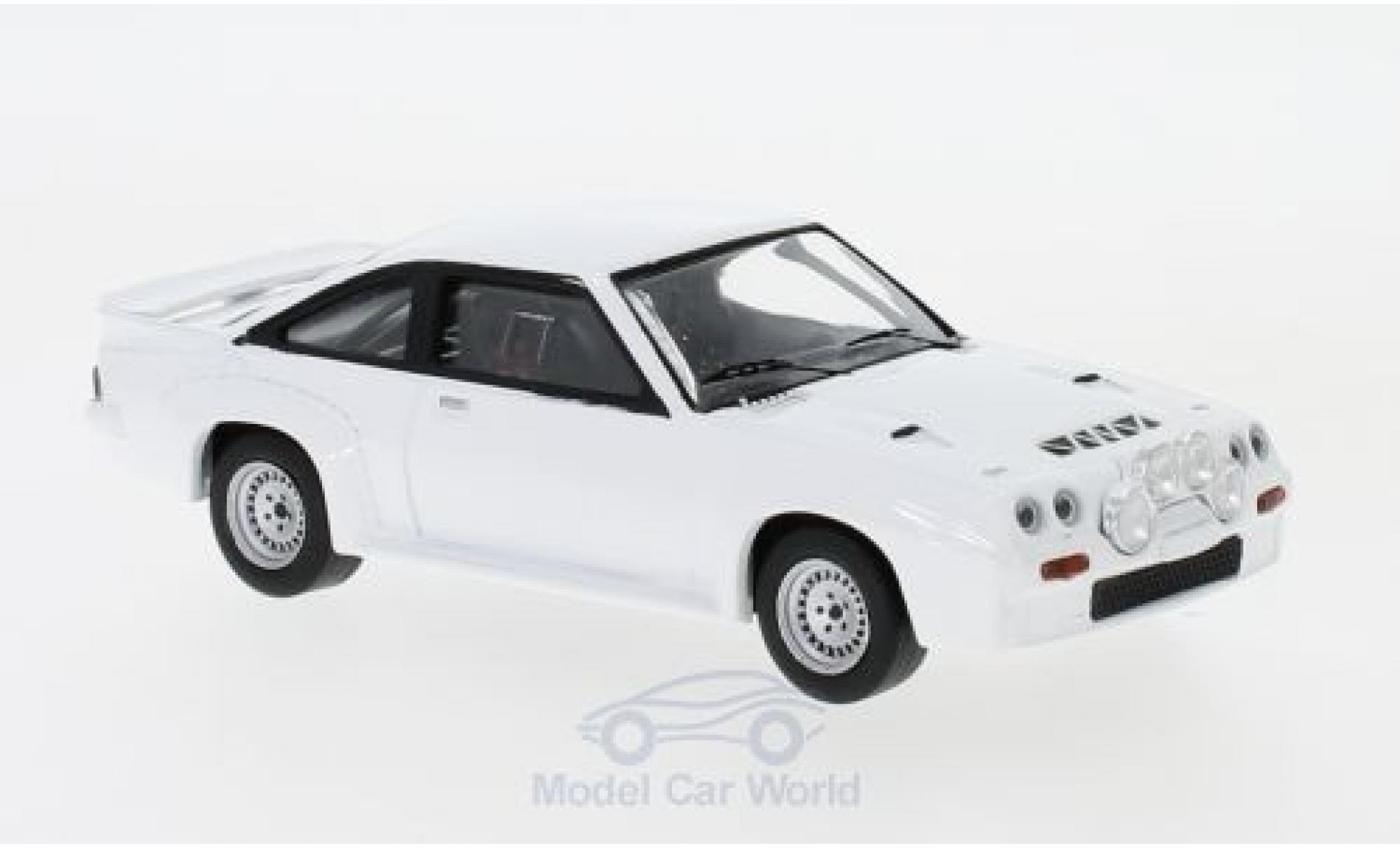 Opel Manta 1/43 IXO 400 white 1986 Plain Body Version inklusive 4 Ersatzr&auml;der diecast model cars