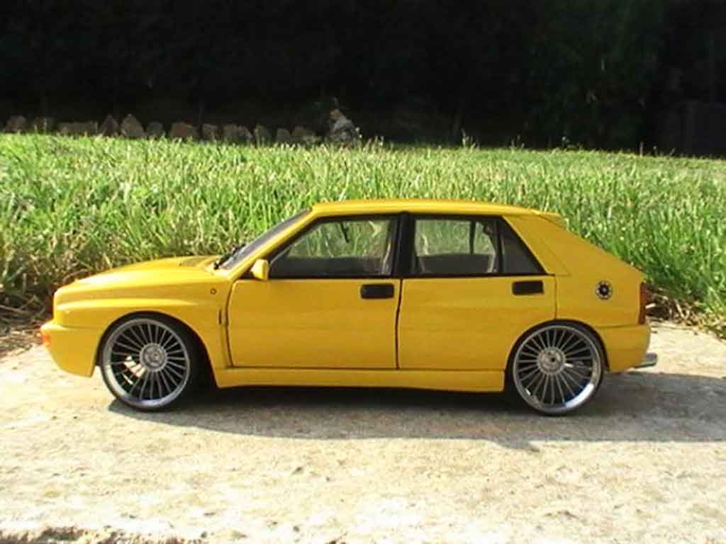 Lancia Delta HF Integrale evolution 2 yellows jantes 19 pouces 1/18 Ricko