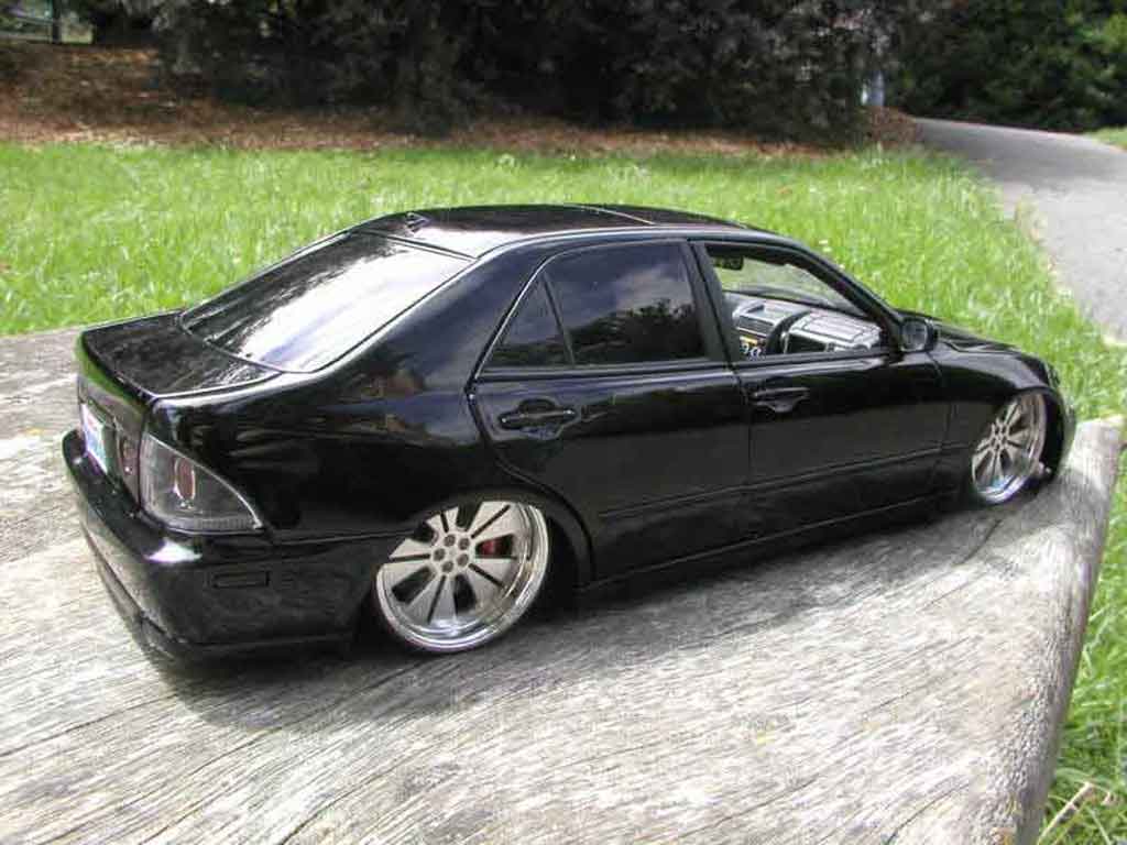 Toyota Altezza DUB 1/18 Autoart