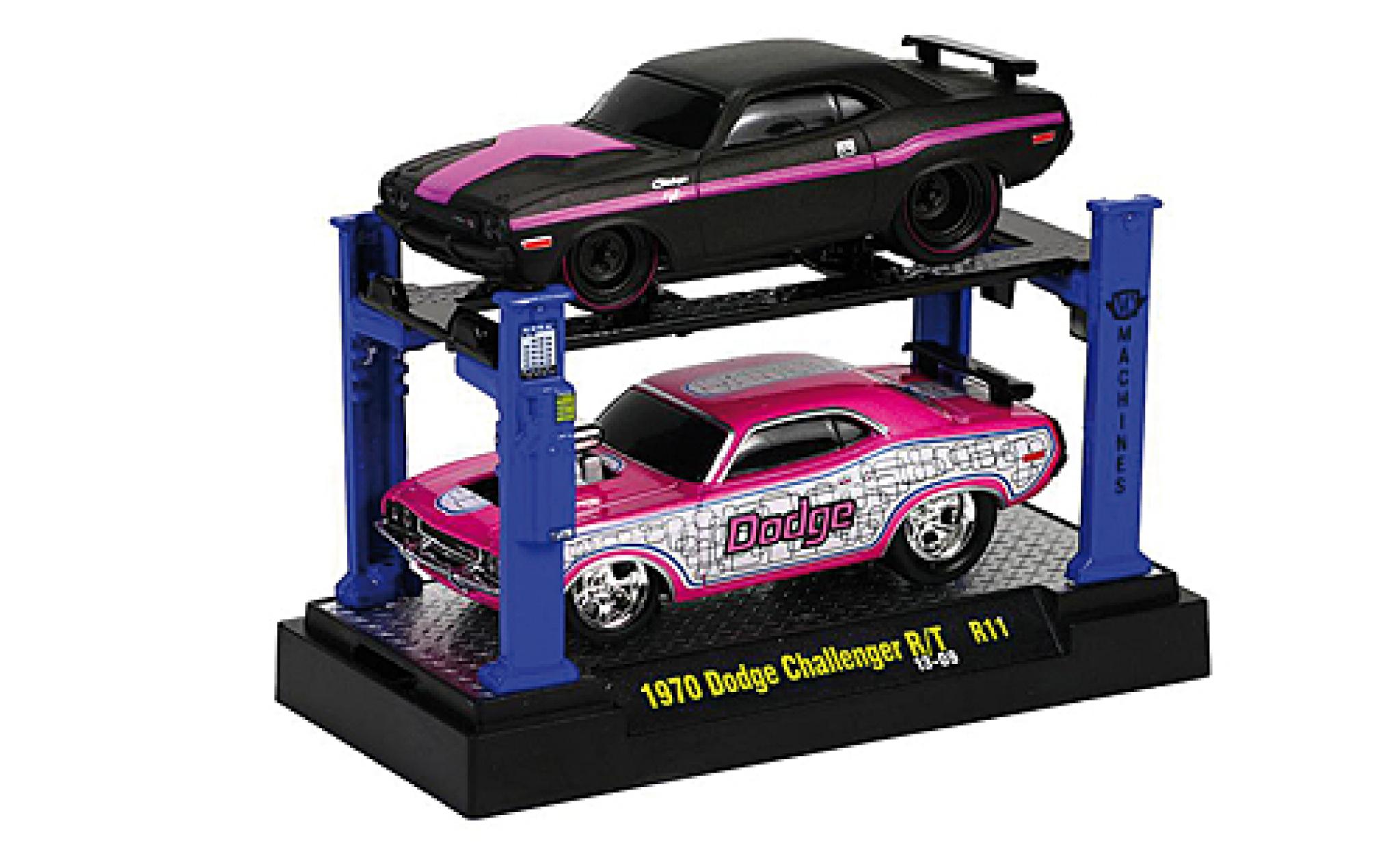 Dodge Challenger 1/64 M2 Machines R/T Tuning matt-black/lila 1969 2er-Set: y compris les Hebeb&uuml;hne sur podium Capot avec fonction diecast model cars