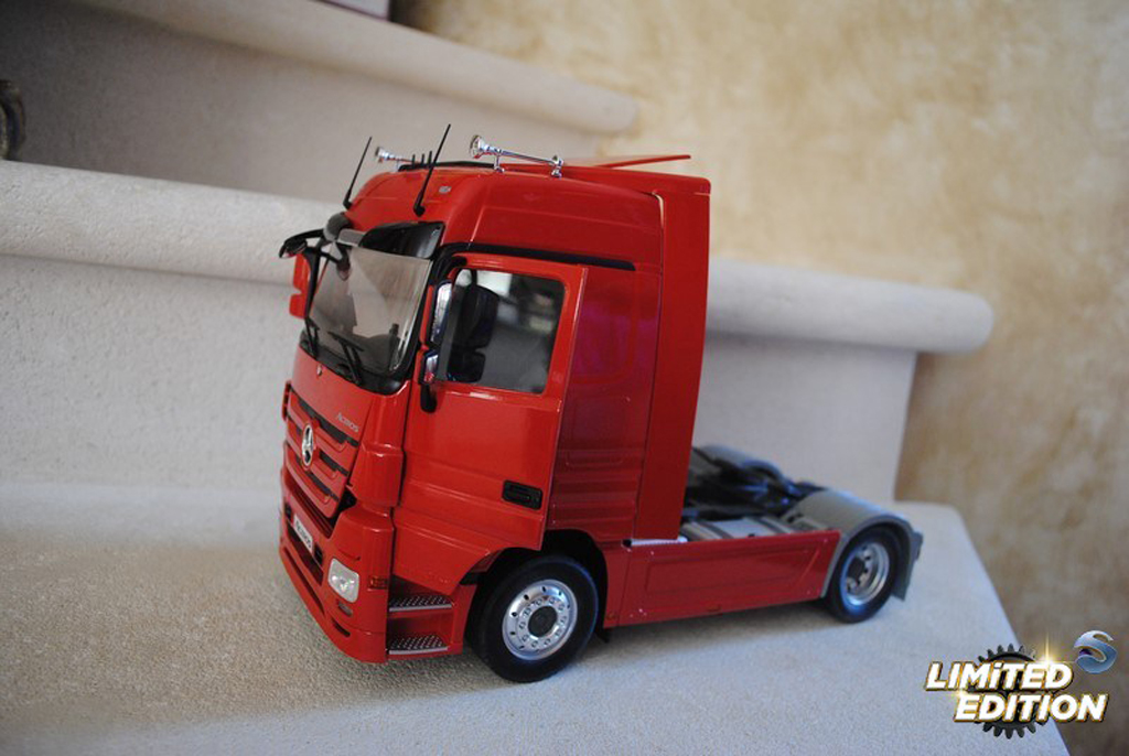 Mercedes Actros Base red 1/18 Eligor