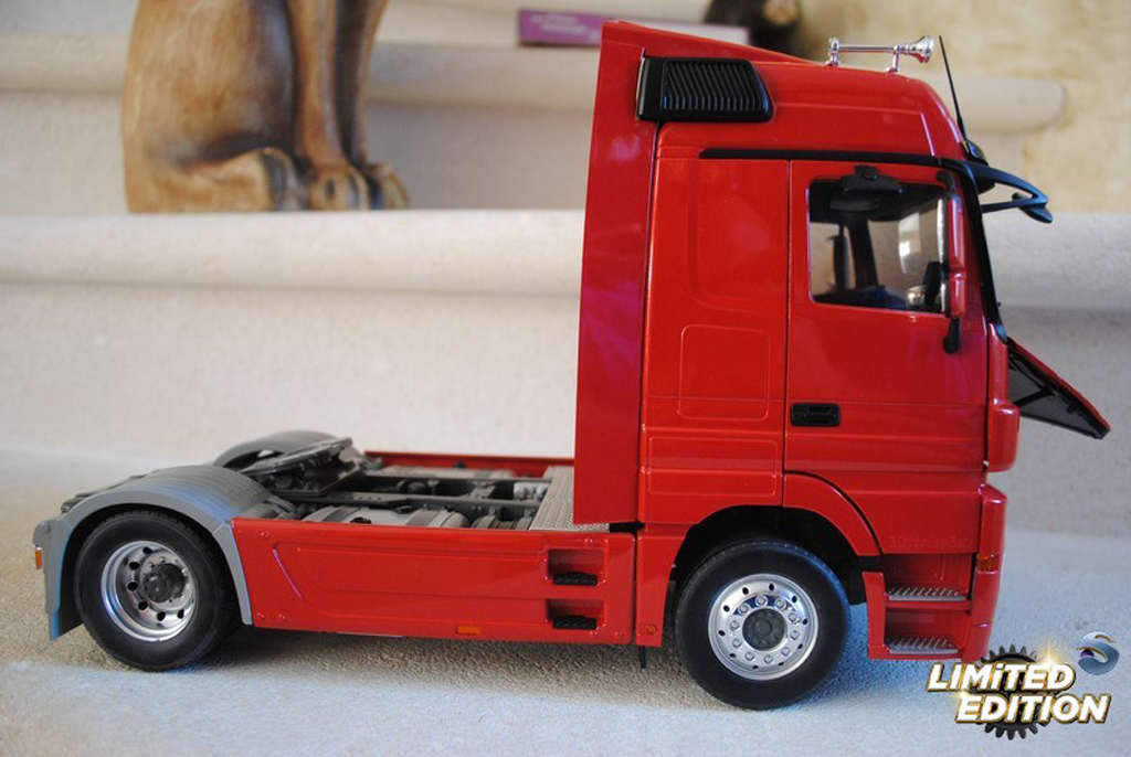 Mercedes Actros Base red 1/18 Eligor