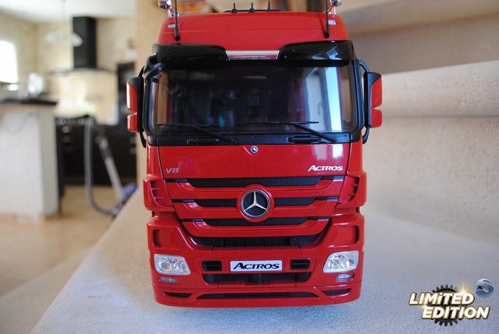 Mercedes Actros Base red 1/18 Eligor