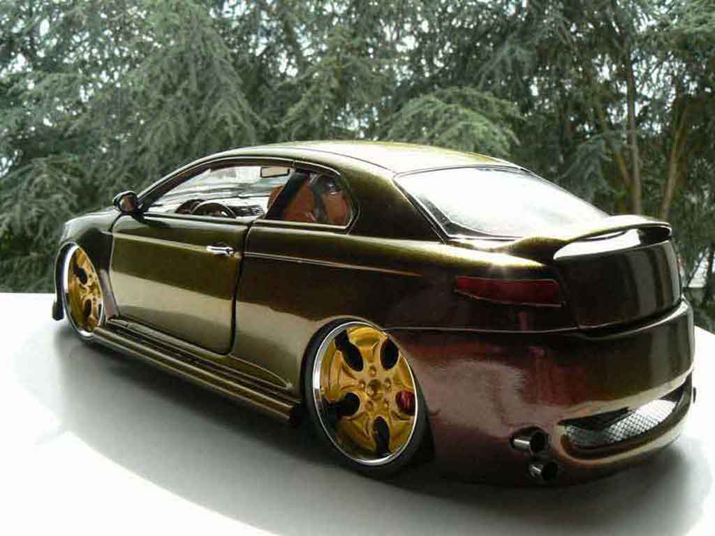 Alfa Romeo GT coupe peinture cameleon jantes 18 pouces 1/18 Welly