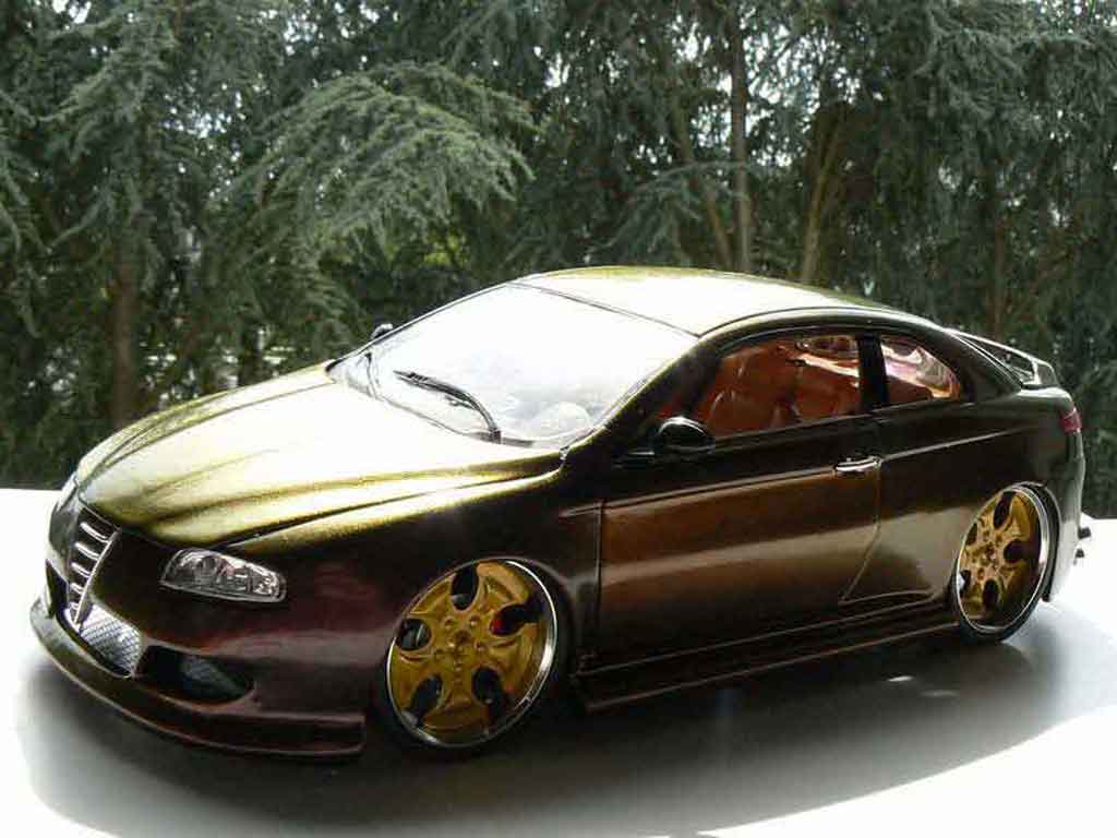 Alfa Romeo GT coupe peinture cameleon jantes 18 pouces 1/18 Welly