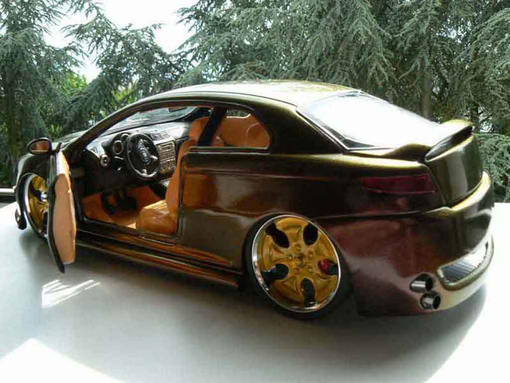 Alfa Romeo GT coupe peinture cameleon jantes 18 pouces 1/18 Welly