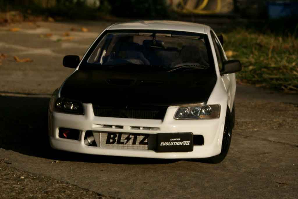 Mitsubishi Lancer Evolution VII street racing inside 1/18 Autoart