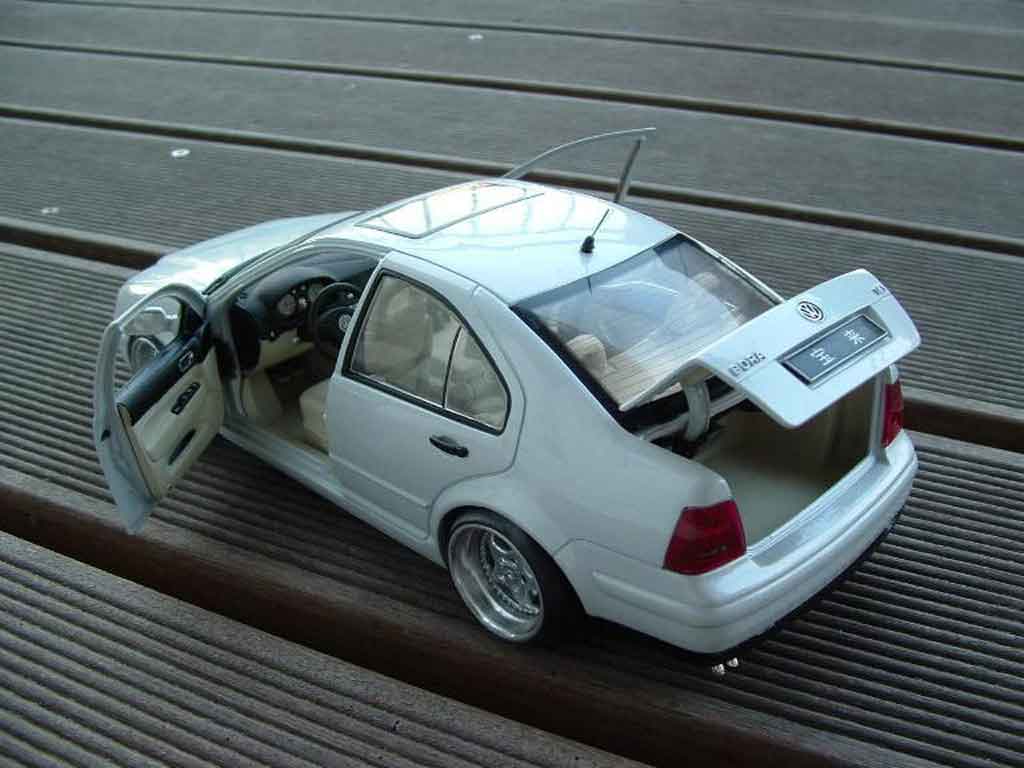 Volkswagen Bora Base white 1/18 Norev