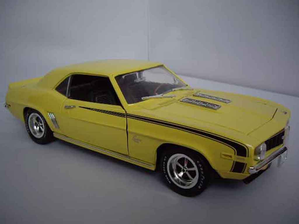 Chevrolet Camaro SS 1/18 Ertl SS 396 1969 yellow diecast model cars