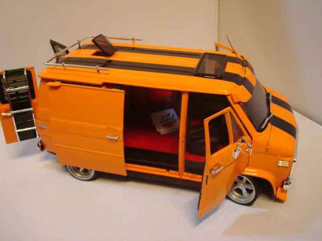 Chevrolet Van fourgon orange 1/18 Highway 61