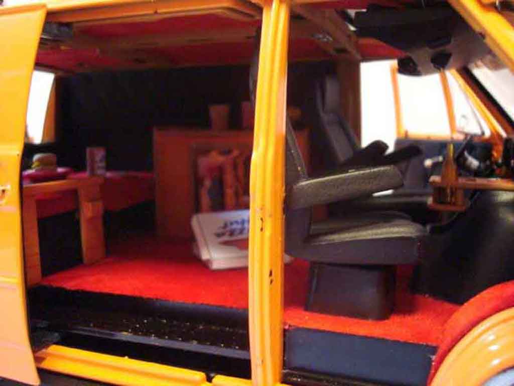 Chevrolet Van fourgon orange 1/18 Highway 61