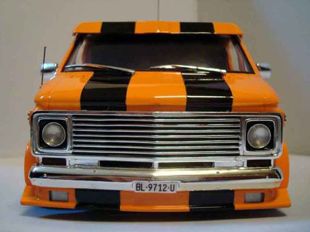 Chevrolet Van fourgon orange 1/18 Highway 61