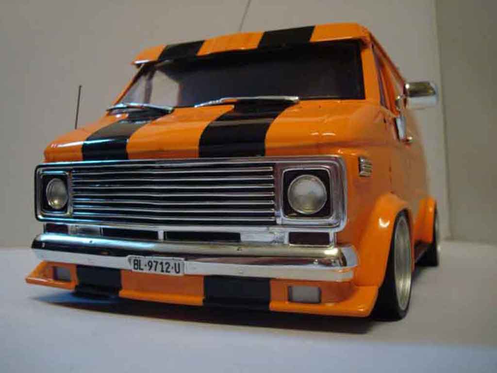 Chevrolet Van 1/18 Highway 61 orange diecast model cars