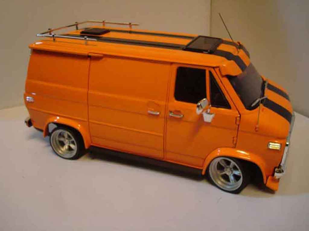 Chevrolet Van fourgon orange 1/18 Highway 61