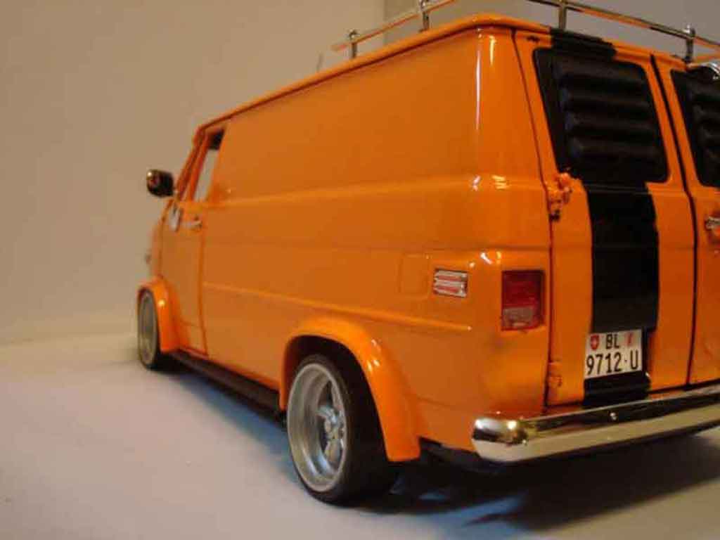 Chevrolet Van fourgon orange 1/18 Highway 61