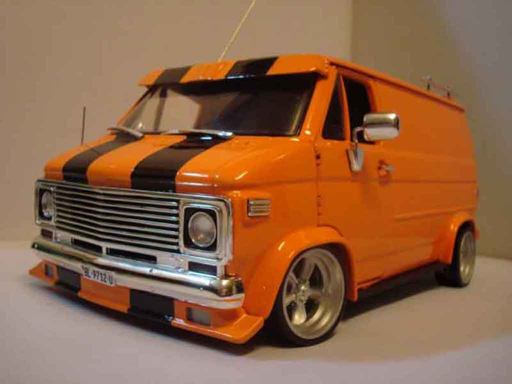 Chevrolet Van fourgon orange 1/18 Highway 61