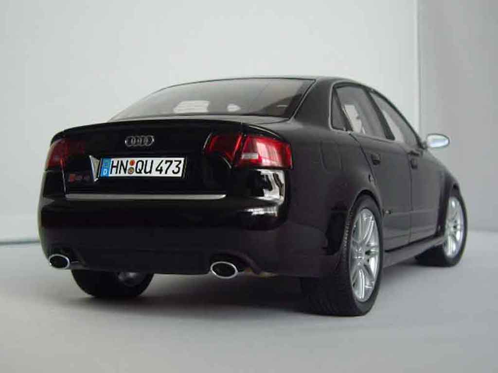 Audi RS4 berline black 1/18 Minichamps