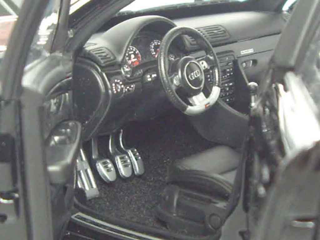 Audi RS4 berline black 1/18 Minichamps