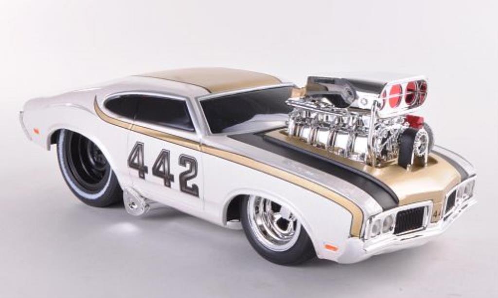 Oldsmobile 442 1/24 Maisto white/gold 1970 diecast model cars